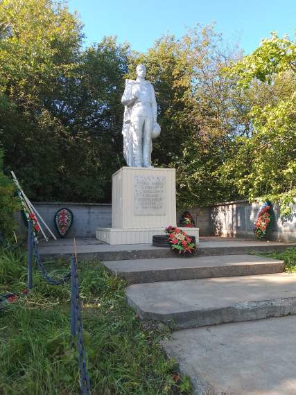 Памятник "Павшим воинам". Памятник "Павшим воинам".